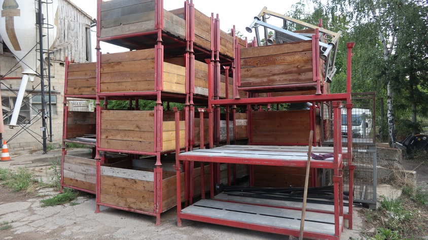 Lot racks industriels et bacs