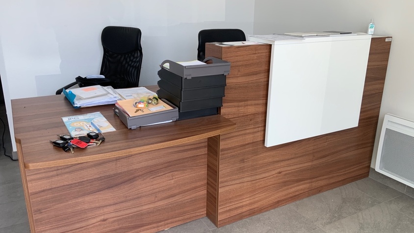 Comptoir d'accueil avec meuble de rangement